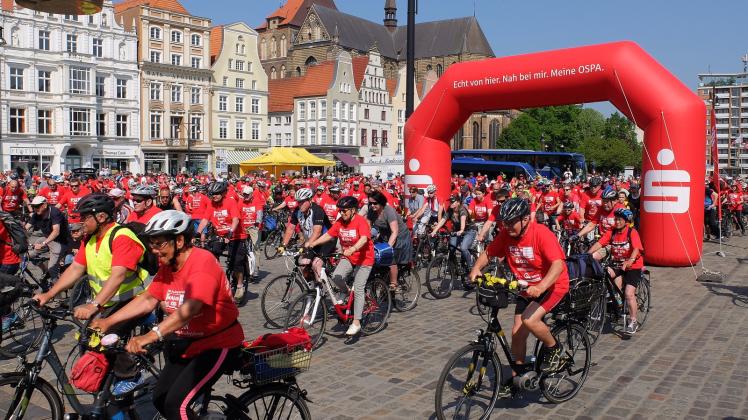Startschuss für die Warnow-Tour: Am Sonnabend sind rund 2000 Teilnehmer vom Neuen Markt bis zur Sommerrodelbahn in Bad Doberan und zurück zum Stadthafen geradelt.