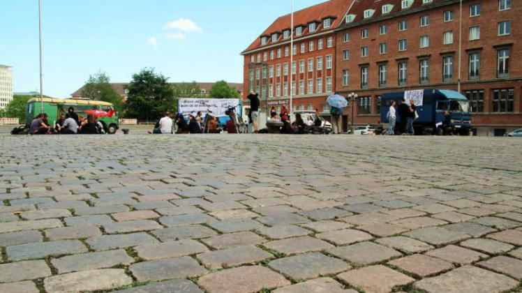 „Wagengruppe Schlagloch“: Die Aktivisten campierten noch am Freitag auf dem Rathausplatz. Zuvor hatten sie die Hörn „besetzt“.