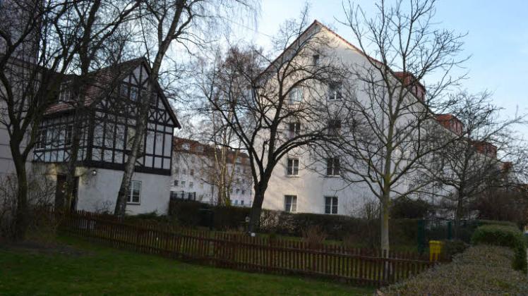 In der Großen Mönchenstraße steht nur ein Fachwerkhaus neben lauter Nachkriegsbauten. Mit einer Ortsbildanalyse wurden solche Besonderheiten analysiert und fließen als Folgen in die Gestaltungssatzung ein. In der Großen Mönchenstraße steht nur ein Fachwerkhaus neben lauter Nachkriegsbauten. Mit einer Ortsbildanalyse wurden solche Besonderheiten analysiert und fließen als Folgen in die Gestaltungssatzung ein.