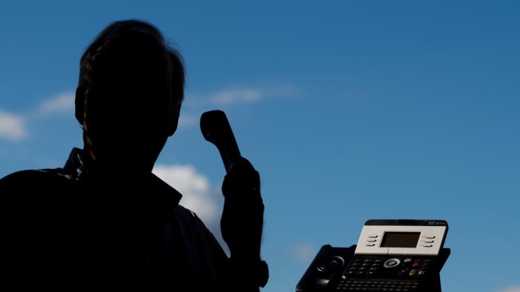 Enkeltrick-Betrüger suchen häufig gezielt im Telefonbuch nach alt klingenden Vornamen. Dann rufen sie ihre oftmals weiblichen Opfer an und drängen sie zu Geldübergaben. Enkeltrick-Betrüger suchen häufig gezielt im Telefonbuch nach alt klingenden Vornamen. Dann rufen sie ihre oftmals weiblichen Opfer an und drängen sie zu Geldübergaben.
