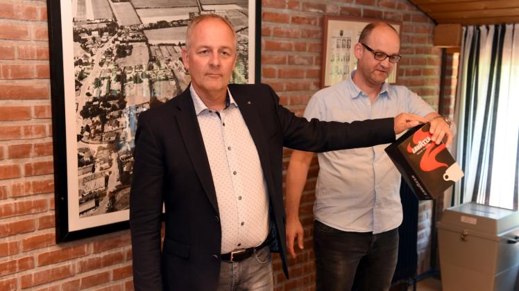 Der Wahlleiter Thomas Rasmussen (l.) zieht das Los, sein Stellvertreter Helge Höger assistiert. 