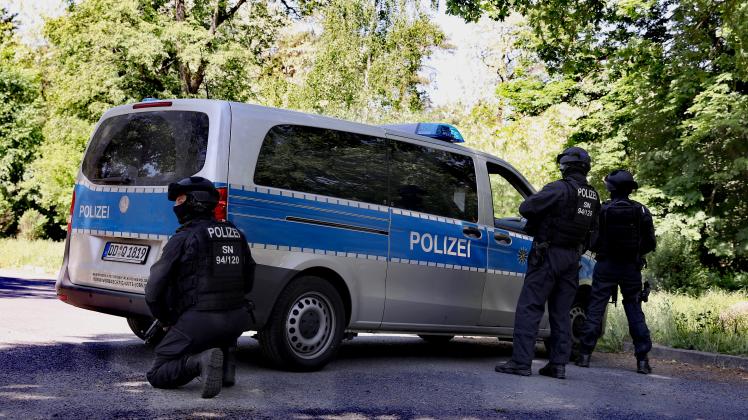 Polizisten in Königsbrück: Der Gesuchte hielt sich in einem ehemaligen Kasernengebäude verschanzt.