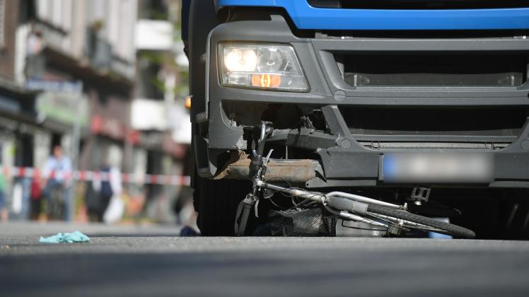 Das stark beschädigtes Fahrrad liegt unter dem Lastwagen. Eine Fahrradfahrerin ist am 07.05. nach einem Zusammenstoß mit einem Lkw in Hamburg-Eimsbüttel ums Leben gekommen.