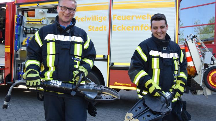 Mit einem Workshop möchte die Feuerwehr neue Mitglieder werben. Nicht nur Andreas Stapelfeldt (l). und Christoph Schreyer erklären technische Geräte wie Schere und Spreizer.
