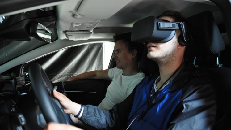 Betreuer Kevin Francksen (links) gab dem Schüler Robin Zöllner (22) Anweisungen im Simulator. 