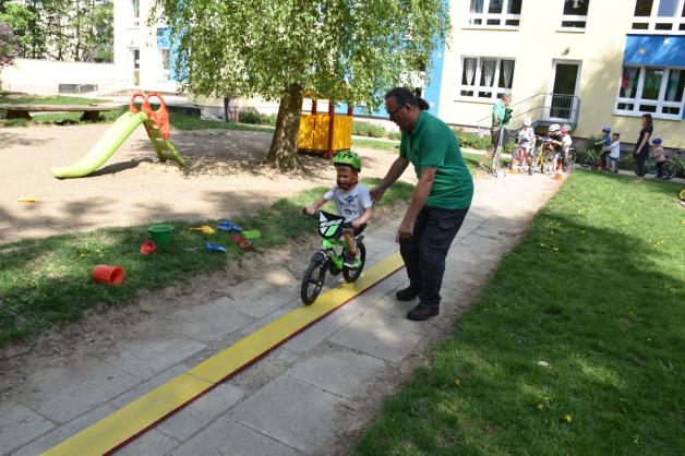 Angstgegner Spurbrett: Hier steht Eckhard Sachtleber den Kindern hilfreich zur Seite. Angstgegner Spurbrett: Hier steht Eckhard Sachtleber den Kindern hilfreich zur Seite.