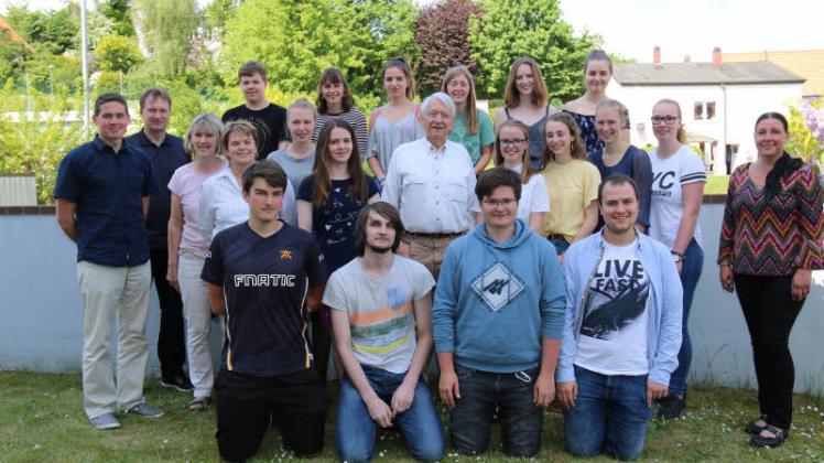 16 Schülerinnen und Schüler der Eutiner Gymnasien nahmen an dem Projekt „Schule trifft Kommunalpolitik“ teil. 