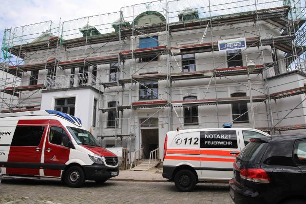 Schwerer Arbeitsunfall in Rostocker Stadtmitte: Arbeiter stürzt von Leiter mehrere Meter in die Tiefe