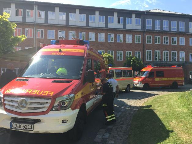 Die Technische Einsatzleitung im Hof des Kreishauses in Oldesloe. Die Technische Einsatzleitung im Hof des Kreishauses in Oldesloe.