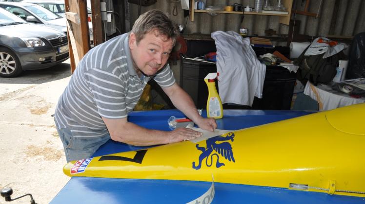 Letzte Vorbereitungen: Auf dem Motorboot von Bernd Mehnert fährt ein Greif, das Wappentier der Hansestadt, bei den Rennen mit, und dann hat er auch noch die Startnummer 7, die Rostocker Zahl! Letzte Vorbereitungen: Auf dem Motorboot von Bernd Mehnert fährt ein Greif, das Wappentier der Hansestadt, bei den Rennen mit, und dann hat er auch noch die Startnummer 7, die Rostocker Zahl!
