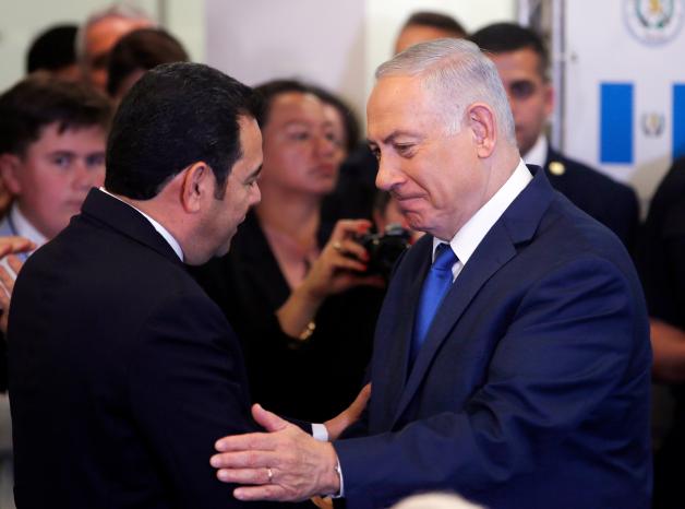 Benjamin Netanjahu (r.), Ministerpräsident von Israel, und Jimmy Morales, Präsident von Guatemala, bei der Einweihung der Botschaft von Guatemala in Jerusalem.