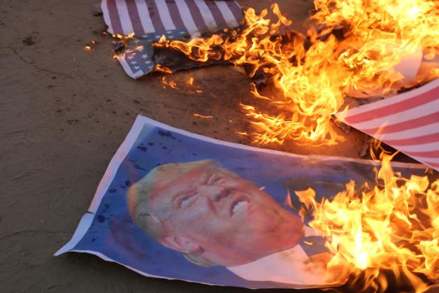 Palästinensische Protestierende verbrannten auch Poster mit dem Konterfei des US-Präsidenten Trump.