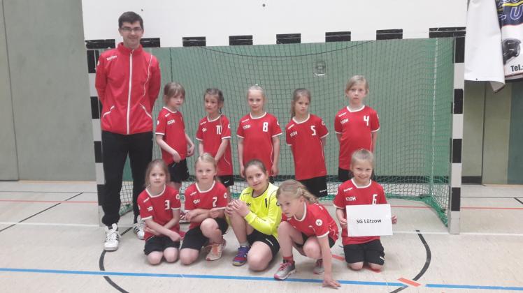 Beim Mini-Turnier in Wittenburg erspielten sich die Lützower Handball-Mädchen ein erstes Remis. 