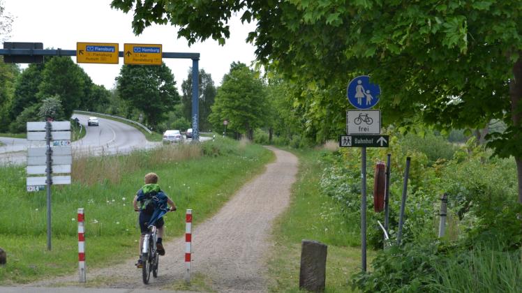 Die alte Kreisbahntrasse ist bei Radfahrern jetzt schon beliebt. Nun könnte sie Asphaltschicht und Beleuchtung erhalten.