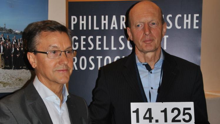 Übergabe: Die 14 125 Unterschriften überreichte der Vorsitzende der Philharmonischen Gesellschaft Rostock, Thomas Diestel (r.), am 4. Mai an Manfred Dachner.