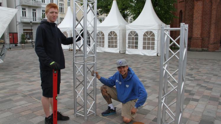 Haben den Markt zur Pfingstzeit mit aufgebaut: Daniel Molsig und Hannes Lindner. Fotos: mapp Haben den Markt zur Pfingstzeit mit aufgebaut: Daniel Molsig und Hannes Lindner. Fotos: mapp