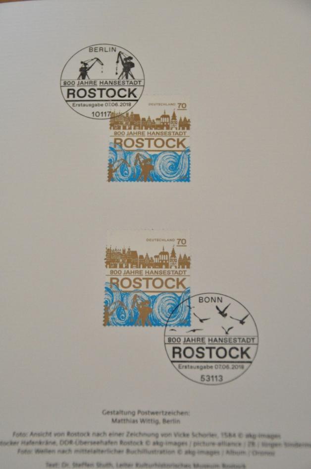 Stadtsilhouette und maritime Elemente zieren die Briefmarke.