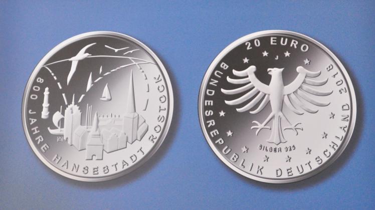 Die Jubiläumsmünze zu 800 Jahren Rostock im Wert von 20 Euro ist ein gültiges Zahlungsmittel. Sie zeigt die Wahrzeichen Rostocks.
