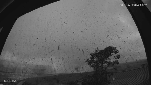 Dieses von U.S. Geological Survey zur Verfügung gestellte Bild zeigt den Ascheregen nach dem Ausbruch des Kilauea.