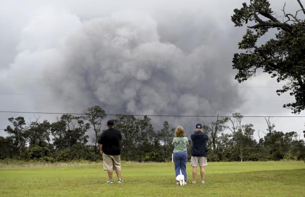 Über dem Krater des Kilauea Vulkans stieg eine große Wolke auf - Geologen schätzten die Höhe auf bis zu 10.000 Meter.