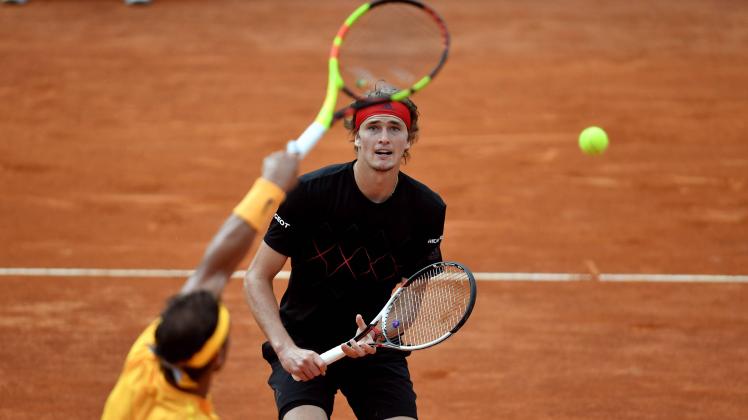 Alexander Zverev (rechts) musste sich im Finale von Rom dem Spanier Rafael Nadal geschlagen geben. 