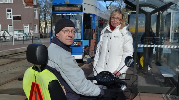 Nach einer Schulung darf Jens Schmidt, hier mit Lebenspartnerin Silke Bretschneider, mit seinem E-Scooter wieder in der Straßenbahn mitfahren. Wie alltagspraktisch das sei, müsse sich laut Schmidt aber erst noch zeigen.
