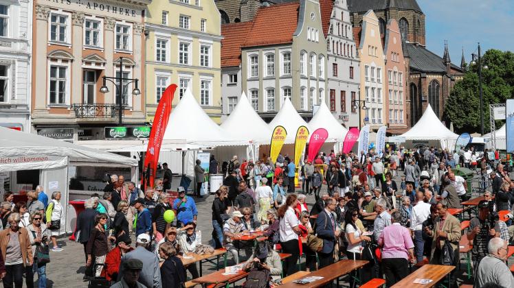 Besucher verfolgen auf dem Neuen Markt die Eröffnung des Mecklenburg-Vorpommern-Tages. Zum MV-Tag wurden fast 100 Ausstellungszelte und vier Bühnen aufgebaut, 140 000 Gäste wurden gezählt. 