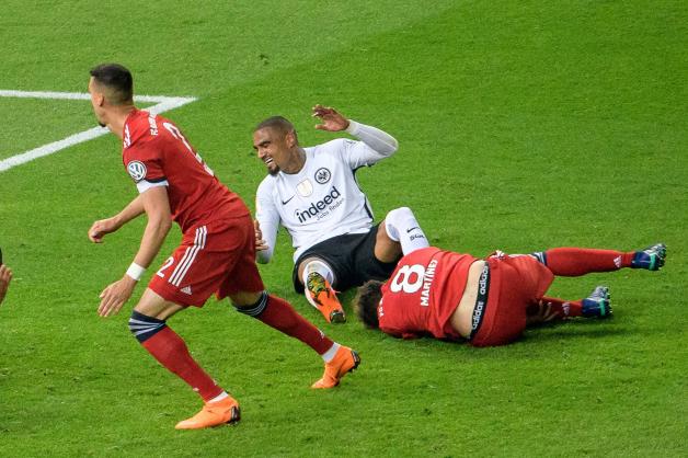 Kein Foul: Obwohl Kevin-Prince Boateng (weißes Trikot) Javi Martinez berührte, gab Schiedsrichter Felix Zwayer keinen Elfmeter. Kein Foul: Obwohl Kevin-Prince Boateng (weißes Trikot) Javi Martinez berührte, gab Schiedsrichter Felix Zwayer keinen Elfmeter.