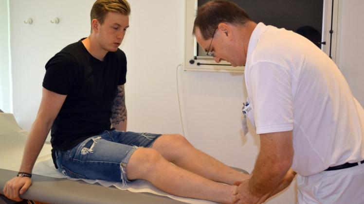Torwart Leon Bätges wird von dem Arzt Oliver Neun behandelt.