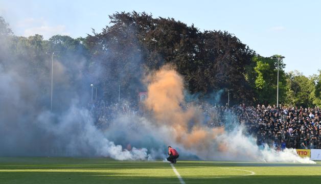 Fans aus Babelsberg brennen nach Abpfiff ein Feuerwerk ab und verhindern so die zeitnahe Siegerehrung.