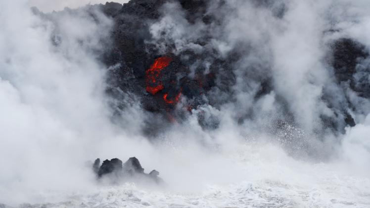 Lava fließt in den Ozean in der Nähe von Pahoa.