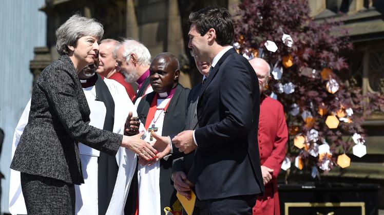 Premierministerin Theresa May (l.) nahm am Nachmittag an einem Gedenkgottesdienst in der Kathedrale von Manchester teil.