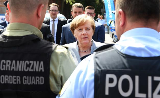 Deutsche und polnische Polizisten stehen stramm vor der Kanzlerin. Deutsche und polnische Polizisten stehen stramm vor der Kanzlerin.