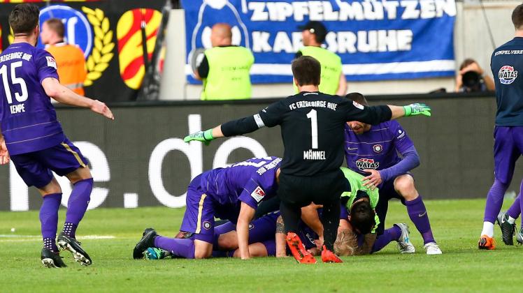 Erzgebirge Aue bleibt in der 2. Bundesliga dank eines 3:1-Sieges gegen den Drittligisten Karlsruher SC.
