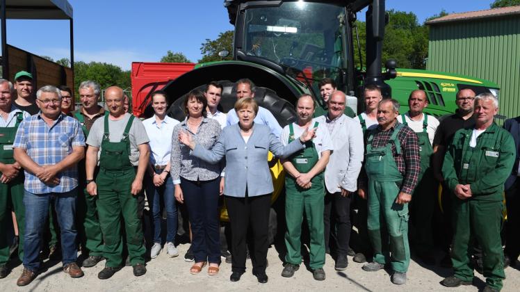Bundeskanzlerin Angela Merkel (CDU) besuchte die Belegschaft des Agrarprodukthofes des Bauern Zilian.  Fotos: Stefan Sauer 