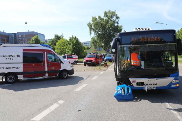 Schulbusunfall in Rostock mit 10 Verletzten