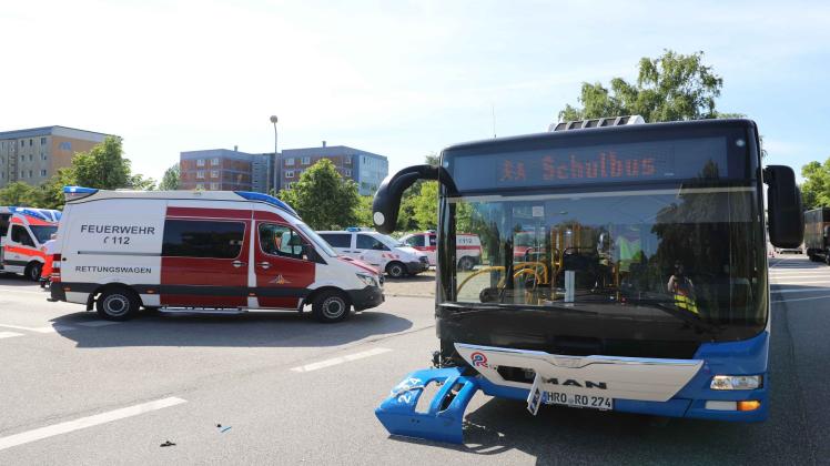 Schulbusunfall in Rostock mit 10 Verletzten