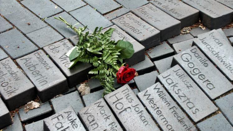 Nicht vergessen: Die schwarzen Klinker auf dem Gedenkplatz nahe Wöbbelin tragen 783 Namen und 43 Nummern von Opfern des KZ. 