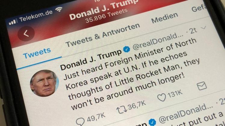 Eine Twitter-Nachricht von US-Präsident Trump, aufgenommen auf einen Mobiltelefon.