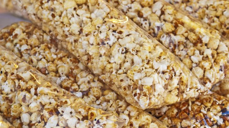 Das belastete Popcorn kann zu Sehstörungen, Mundtrockenheit oder Müdigkeit führen.