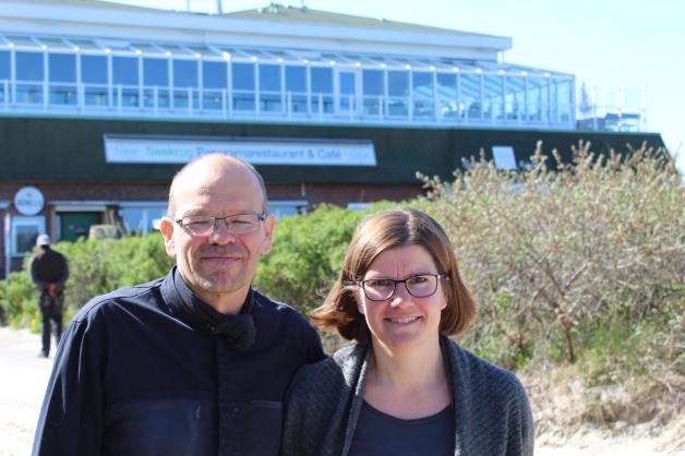 Maike und Michael Recktenwald stehen vor ihrem Restaurant «Seekrug» auf der ostfriesischen Insel Langeoog.
