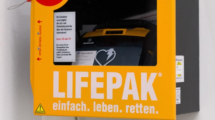 An vielen öffentlichen Plätzen sind auch für Laien sogenannte AEDs (Automatisierte Externe Defibrillatoren) angebracht, welche die Reanimation mit Sprachanweisungen unterstützen.
