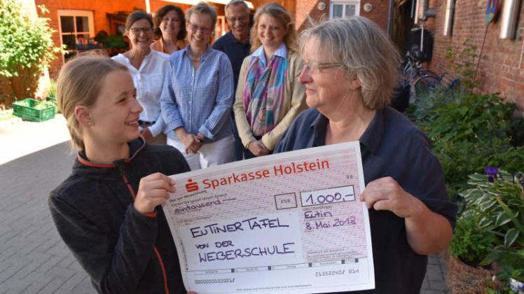 Stine Leffler überreichte Monika Gertenbach, Chefin der Eutiner Tafel, den Scheck über 1000 Euro. 