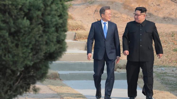 Kim Jong Un (r), Machthaber von Nordkorea, und Moon Jae In, Präsident von Südkorea.