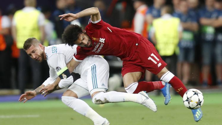 Bei diesem Zweikampf mit Reals Sergio Ramos (links) verletzte sich Liverpools Mohamed Salah.
