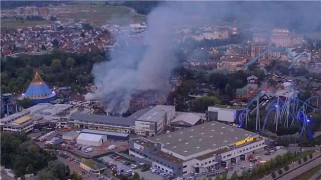 Die brennende Lagerhalle im Europa-Park Rust. Die brennende Lagerhalle im Europa-Park Rust.