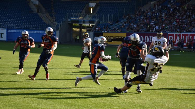 Starke Verteidigung der Griffins: Hier ist Herbert Whitehurst nach einer Interception (abgefangener Wurf des gegnerischen Quarterbacks) auf dem Weg in die Endzone der Berlin Adler. Der Touchdown zählte wegen eines Fouls nicht, dennoch blieb der Ballbesitz bei den Rostockern. Starke Verteidigung der Griffins: Hier ist Herbert Whitehurst nach einer Interception (abgefangener Wurf des gegnerischen Quarterbacks) auf dem Weg in die Endzone der Berlin Adler. Der Touchdown zählte wegen eines Fouls nicht, dennoch blieb der Ballbesitz bei den Rostockern.
