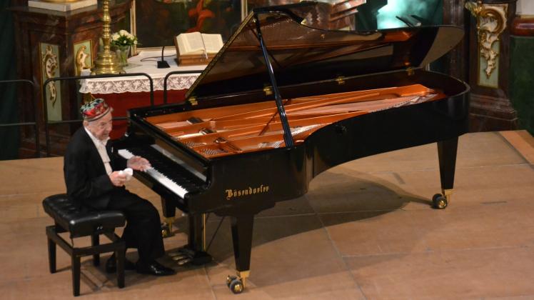 Der Wiener Pianist Paul Badura-Skoda vor seinem geliebten Bösendorfer-Flügel, der extra für ihn in die Rellinger Kirche transportiert wurde.