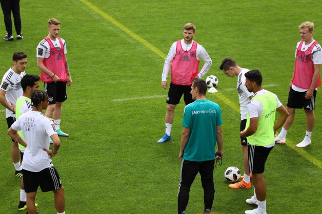 Miroslavi Klose (vorne, grünes Shirt) befindet sich mit der deutschen Nationalmannschaft zurzeit im Trainingslager.