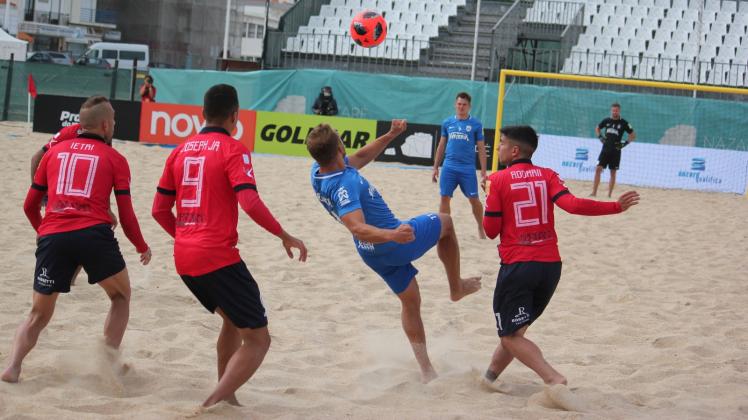 Umringt von vier Gegenspielern setzt Robbe Sven Körner zum Fallrückzieher an. Das erste Spiel beim diesjährigen Euro Winners Cup verloren die Rostocker gegen den italienischen Meister und Pokalsieger Happy Car Sambenedettese mit 0:5. Umringt von vier Gegenspielern setzt Robbe Sven Körner zum Fallrückzieher an. Das erste Spiel beim diesjährigen Euro Winners Cup verloren die Rostocker gegen den italienischen Meister und Pokalsieger Happy Car Sambenedettese mit 0:5.